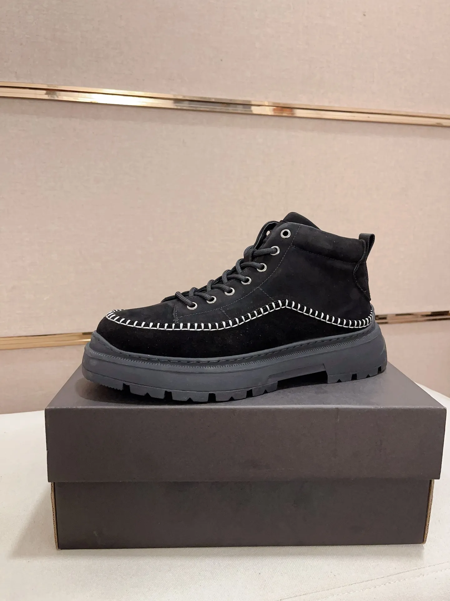 Factory price: 760💰North American men's shoes Ugg ☃️In the special sale of new high-quality men's shoes snow boots in autumn and winter, the nemesis of extreme cold weather! Made of cowhide leather, merino wool lining, and original outsole, whether driving, outdoor or daily wear, there is always one that suits you! Code number 39-44